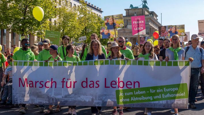 Mehrere Hundert Abtreibungsgegner haben am Samstag (16.09.2023) im Zentrum Berlins fuer einen unbedingten Lebensschutz demonstriert. (Quelle: dpa/R. Zoellner)