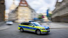 Symbolbild: Ein Polizeiauto fährt in der Altstadt zum Einsatz. (Quelle: dpa/R. Michael)
