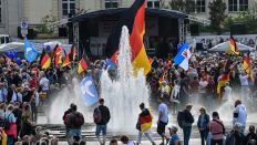 Schwurbler, Rechte und AFD-Anhaenger versammeln sich am 3. Oktober 2023 am Tag der Deutschen Einheit zu einer Demonstration im Berliner Lustgarten. (Quelle: imago images/Funke)