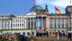 Collage: Präsidentenpalast, Tiflis, Georgien; Reichstag in Berlin. (Quelle: dpa/W. Korall/chromorange)