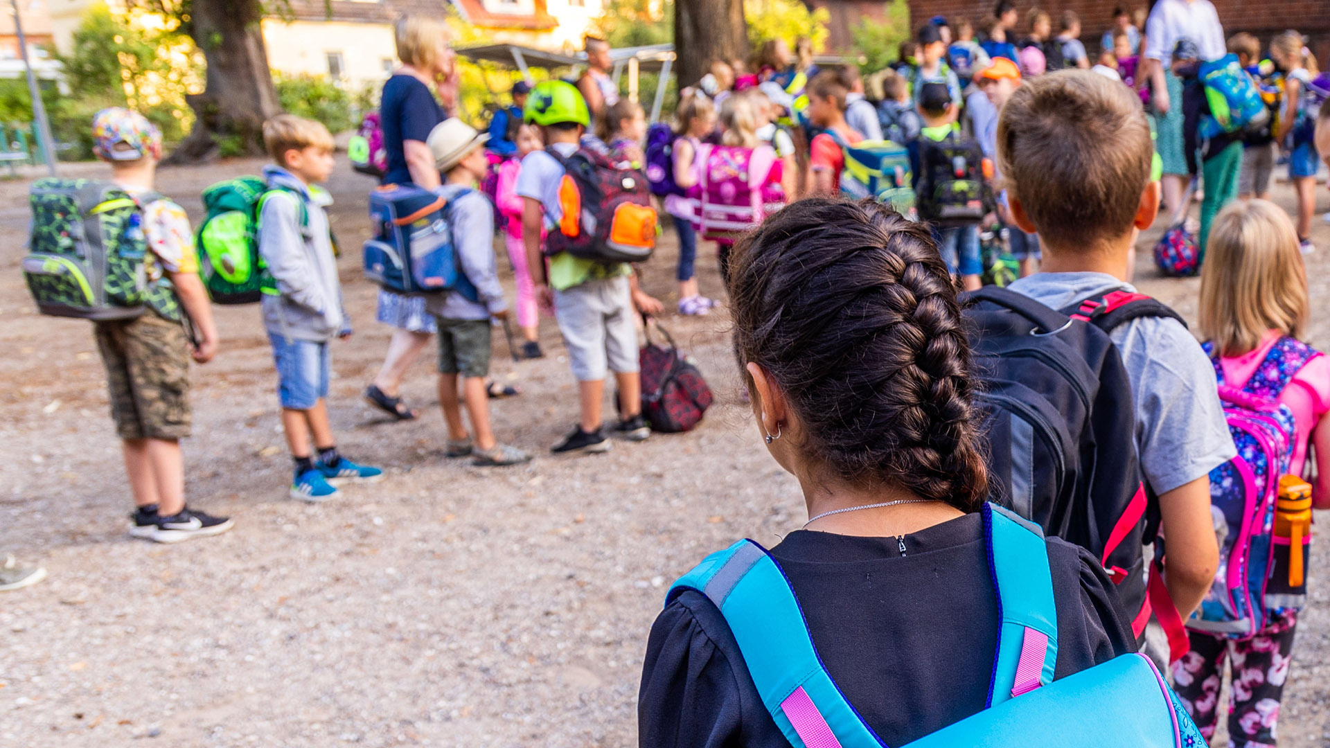 Symbolbild: Schüler sammeln sich mit ihren Schulranzen vor dem Beginn des ersten Schultags nach den Sommerferien auf dem Schulhof. (Quelle: dpa/J. Büttner)