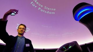Simon Plate, Leiter des Potsdamer Urania-Planetariums (Quelle: dpa/Soeren Stache)