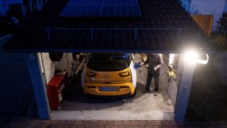 Symbolbild: Ein Elektroauto-Besitzer lädt sein E-Auto in der Garage auf. (Quelle: dpa/M. Murat)
