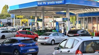 Archivbild: Ausschließlich Fahrzeuge aus Deutschland stehen an der Tankstelle von Aral im polnischen Slubice, um günstig Diesel oder Benzin zu tanken. (Quelle: dpa/P. Pleul)