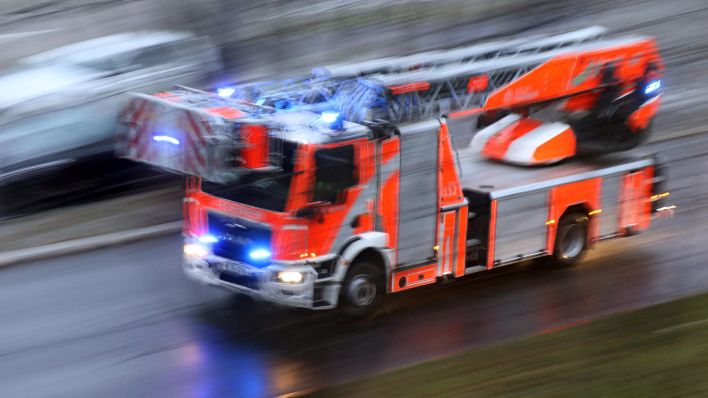 Symbolbild: Leiterwagen der Berliner Feuerwehr am 04.01.2023 auf Einsatzfahrt. (Quelle: dpa/Sorge)