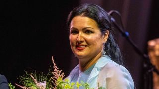 Anna Netrebko steht im Juli 2022 im Innenhof des Fürstenschlosses St. Emmeram während der Schlossfestspiele auf der Bühne. (Bild: dpa-news/Armin Weigel)