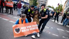 Polizisten räumen Teilnehmer einer Demonstration der Klimaschutzgruppe Letzte Generation auf der Potsdamer Straße, die die Straße blockieren. (Foto: dpa)