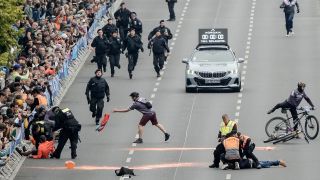 Polizisten verhindern eine Störaktion vor dem Marathon-Start in Berlin (Quelle: AP/Markus Schreiber)