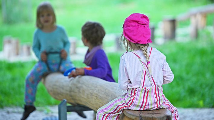 Symbolbild: Kinder spielen auf dem wiedereröffneten Waldspielplatz Blankenfelde.(Quelle:dpa/B.Pedersen)