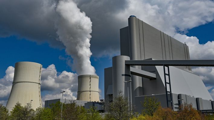 Wasserdampf steigt aus einem Kühlturm vom Braunkohlekraftwerk Schwarze Pumpe der Lausitz Energie Bergbau AG (Leag). (Quelle: dpa/Patrick Pleul)