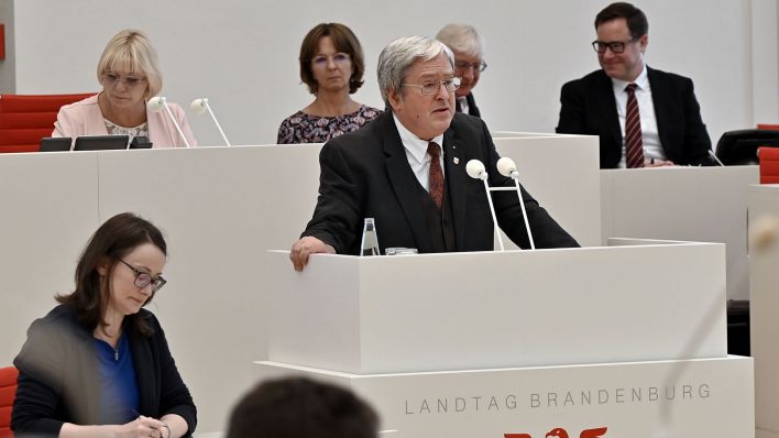 Jörg Steinbach (SPD), Minister für Wirtschaft, Arbeit und Energie des Landes Brandenburg spricht in der Debatte des Landtages. (Quelle: dpa/Bernd Settnik)