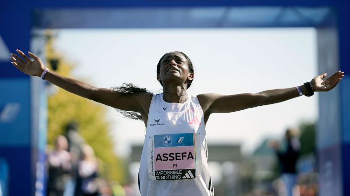 Die Äthiopierin Tigist Assefa hat in Berlin einen neuen Marathon-Weltrekord aufgestellt. (Quelle: dpa/Markus Schreiber)