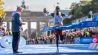 Eliud Kipchoge aus Kenia läuft beim BMW Berlin Marathon als Sieger durchs Ziel. (Quelle: dpa/Andreas Gora)