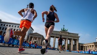 Läufer kurz vor dem Ziel des Berlin-Marathons am Brandenburger Tor (Quelle: imago images/camera4+)