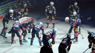 Die Spieler der Eisbären Berlin bilden einen Mannschaftskreis (Quelle: IMAGO/Contrast)