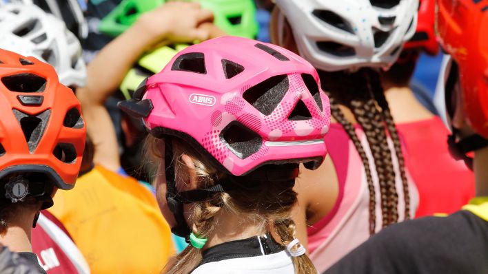 Symbolbild:Viele Kinder tragen unterschiedlich farbige Fahrradhelme.(Quelle:imago images/M.Stefan)