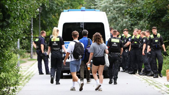 Archivbild:Polizeieinsatz im Görlitzer Park am 21.08.2023, Polizisten kontrollieren einen Mann, der im Verdacht steht, mit Drogen gehandelt zu haben.(Quelle:imago images/dts Nachrichtenagentur)