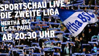 Fans von Hertha BSC heben ihre Schals in die Luft (Bild: Imago Images/Camera4)