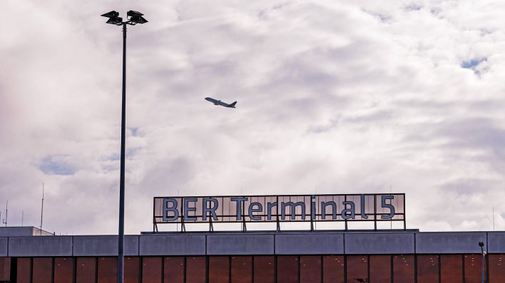 Symbolbild:Der Schriftzug "BER Terminal 5" auf dem Flughafengebäude.(Quelle:imago images/S.Zeitz)