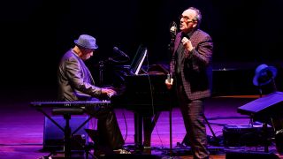 Archivbild: Elvis Costello mit Steve Nieve am Klavier. (Quelle: imago images/Cippitelli)