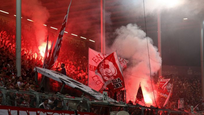 Pyro der Cottbusesr Fans während des Aufstiegs-Heimspiels gegen Unterhaching. (Bild: IMAGO / Steffen Beyer)