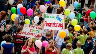 Symbolbild: Schüler:innen demonstrieren für mehr Geld für freie Schulen. (Quelle: imago images/Schröter)