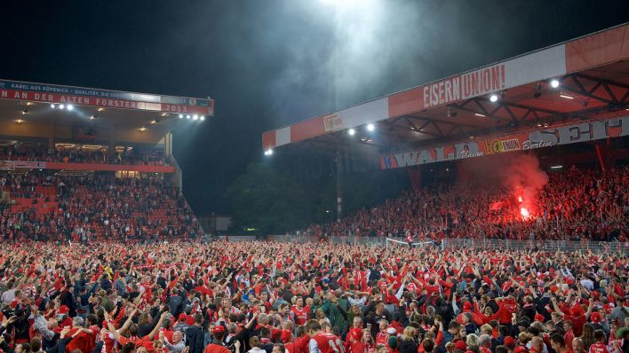 Die Fans des 1. FC Union Berlin stürmen nach dem 0:0 gegen Stuttgart vor Freude über den Aufstieg den Platz (imago images/Camera 4)