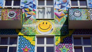 Hausfassade eines Hostels in Charlottenburg (Quelle: IMAGO/Sascha Steinach)