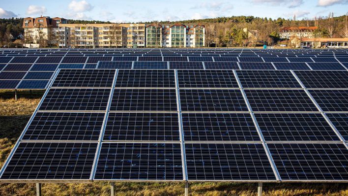 Ein Solarpark mit Photovoltaik Anlagen am 11. März 2023 in der Nähe von Trebbin in Brandenburg. (Quelle: Imago Images/Rainer Keuenhof)