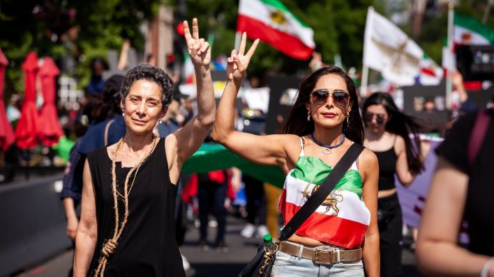 Proteste iranischer Frauen im Mai 2023 in Washington (Bild: imago images/Allison Bailey)