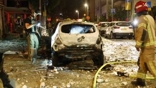 Ein von einer Rakete der islamistischen Terrororganisation zerstörtes Auto in Tel Aviv, Israel, am 08.10.2023 (Quelle: imago images / Gideon Markowicz).
