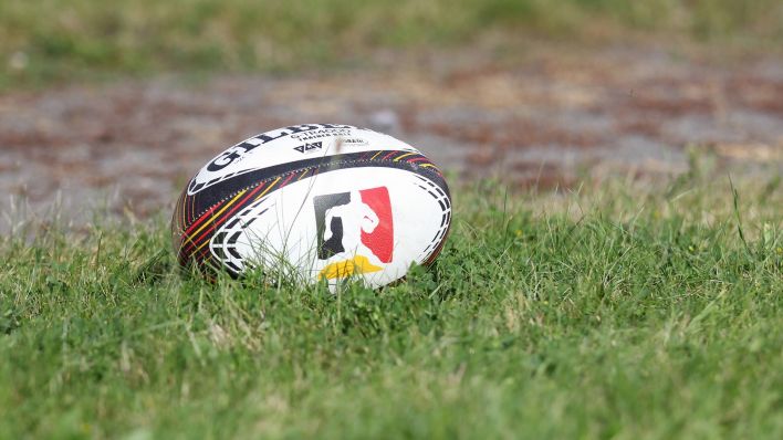 Ein Rugby liegt auf dem Rasen (imago images/Beautiful Sports)