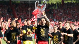 Unions Christopher Trimmel streckt umringt von seinen Teamkollegen eine Attrappe des Champions-League-Pokals in die Luft (imago images/Contrast)