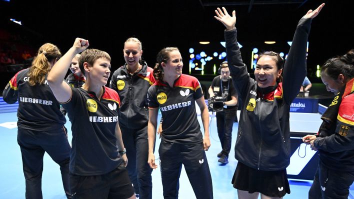 Tischtennisspielerinnen um Nina Mittelham jubeln nach EM-Sieg (Bild: Imago Images/TT)