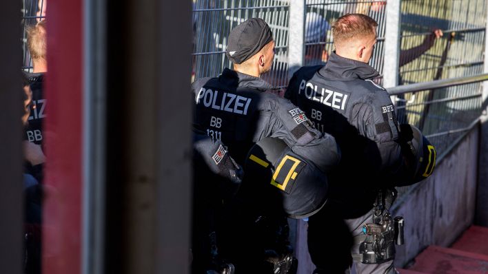 Polizisten im Stadion der Freundschaft beim Spiel Energie Cottbus gegen FSV Zwickau. (Bild: IMAGO / Fotostand)