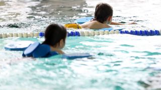 Kinder nehmen an einem Schwimmkurs teil. (Quelle: imago-images/Karina Hessland)