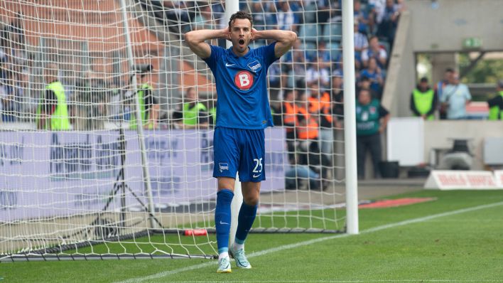 Hertha-Stürmer Haris Tabakovic schlägt die Hände über dem Kopf zusammen (imago images/Matthias Koch)