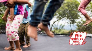 Symbolbild: Kinder springen auf einem Trampolin im Freien. (Quelle: imago images)