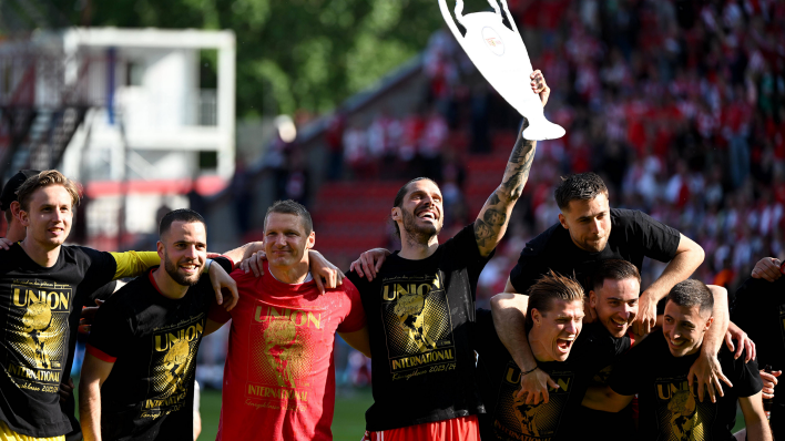 Union-Kapitän Christian Trimmel übt sich schonmal im Stemmen der Champions-League-Trophäe