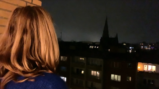 Frau von hinten auf Balkon bei Nacht (Quelle: rbb)