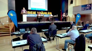 Péter Vida spricht auf der Zentralversammlung in Bernau. (Foto: rbb)