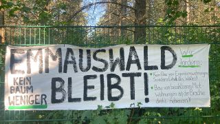 "Emmauswald bleibt!" steht im September 2023 auf einem Transparent in Neukölln. (Quelle: rbb24/Bordel)