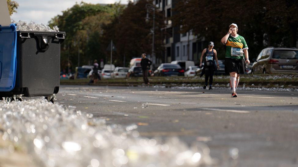 Leere Trinkbecher liegen am Rande der Laufstrecke des Berlin-Marathon 2023 am 24.09.2023 in Kreuzberg (Quelle: rbb/Sebastian Schneider)