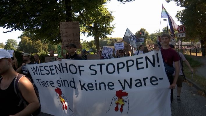 Menschen demonstrieren gegen den Schlachthof von Wiesenhof in Königs Wusterhausen. (Bild: rbb)