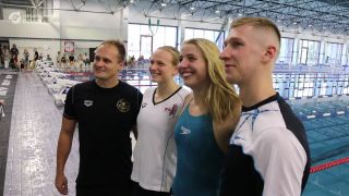 Florian Wellbrock posiert mit anderen Schwimmern für ein Foto (Quelle: rbb)