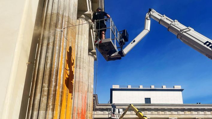 Reinigungskräfte im Einsatz am Brandenburger Tor am 18.09.2023.(Quelle:rbb/J.Barke)