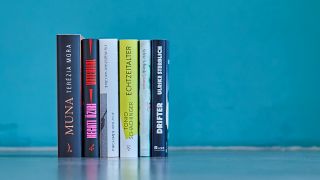 Alle Bücherrücken der Shortlist Deutscher Buchpreis 2023.(Quelle:Christoph Jakob)