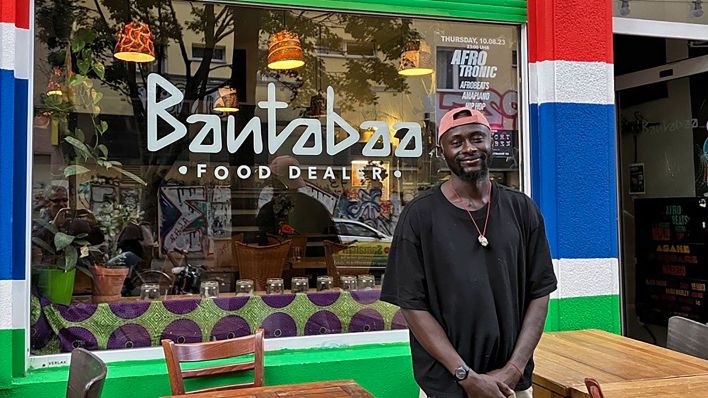 Siyaka Isak Keita vor dem Restaurant Banbataa.(Quelle:rbb/W.Siebertt)
