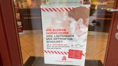 Plakat am Eingang zu einer geschlossenen Apotheke in Brandenburg. (Quelle: rbb/Sabine Tzitschke)