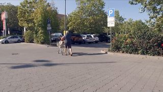 Eine Person mit einem Einkaufswagen auf einem Parkplatz (Quelle: rbb)